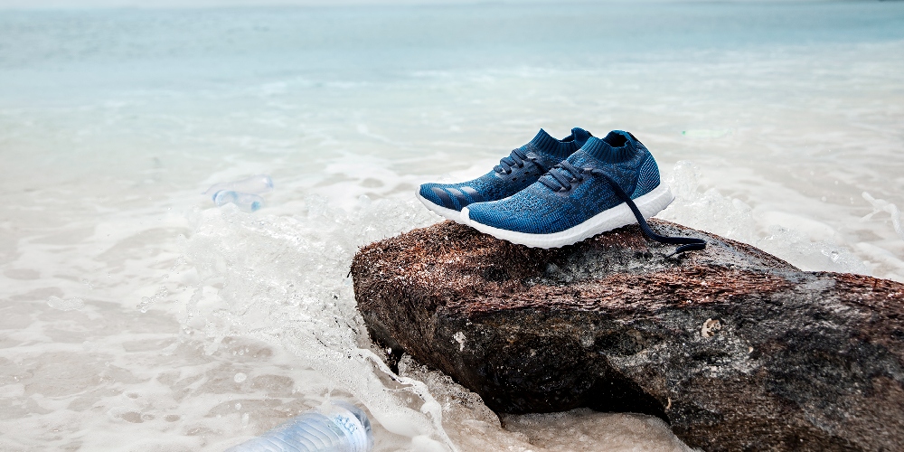 adidas UltraBOOST Parley 系列鞋款以95%海洋塑膠廢料及5%可回收聚酯纖維製成。