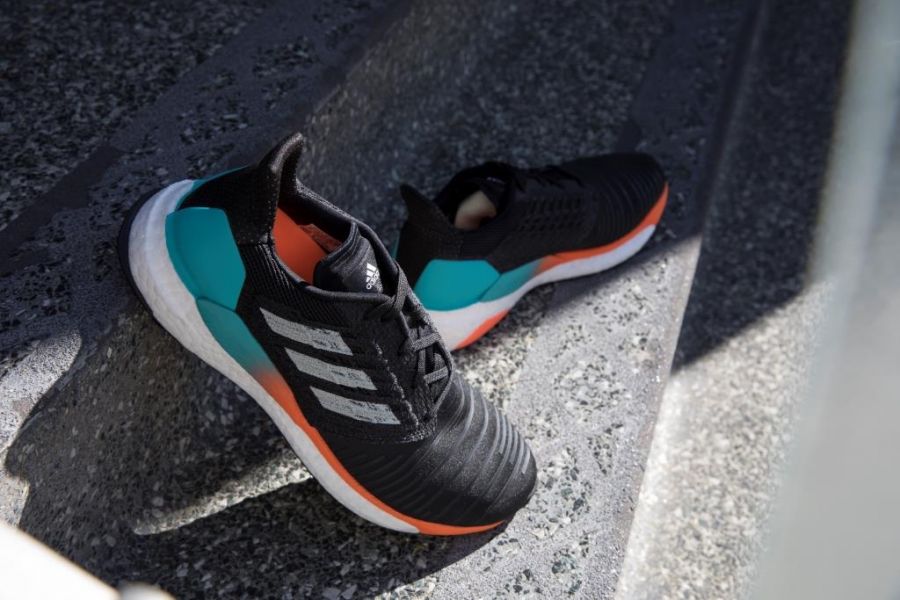 效法航太工業高度精密的設計思維，推出全新SOLARBOOST跑鞋。adidas提供