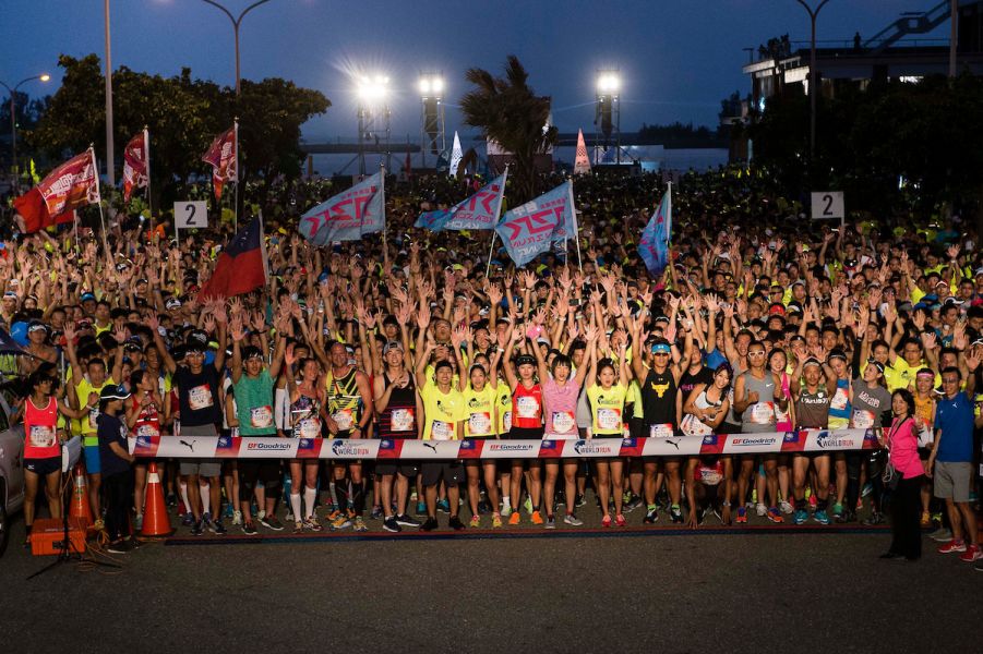包括台灣6000名跑者，全球24國25賽道，一共近16萬名跑者參加2017「Wings For Life全球路跑」為不能跑的人而跑。圖/大會提供
