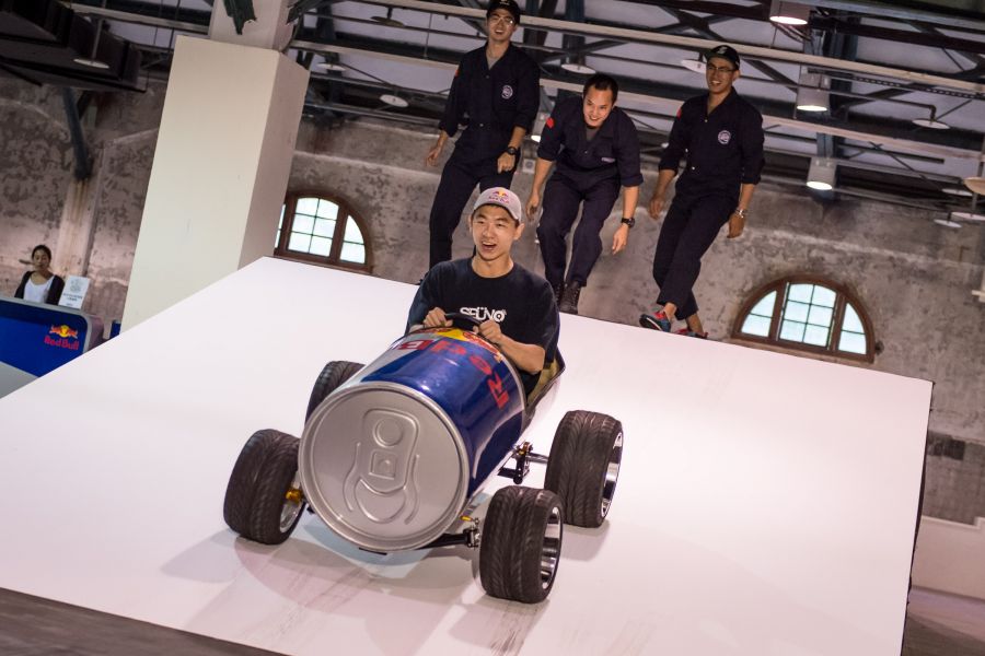 Red Bull BMX運動員鄭喬鴻衝下分享會迷你坡道。圖/大會提供