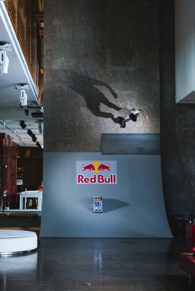 Woobar 變身板場，Maxim 飛上J板高牆。圖/Red Bull提供