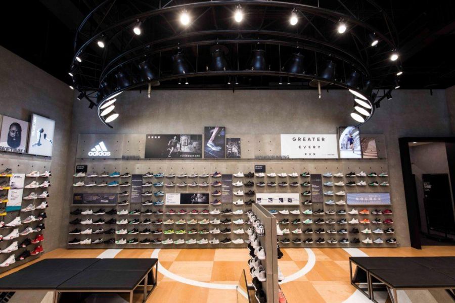 adidas信義門市近十米寬的鞋牆，最新的跑鞋、訓練鞋款以及籃球鞋完整呈現。adidas提供