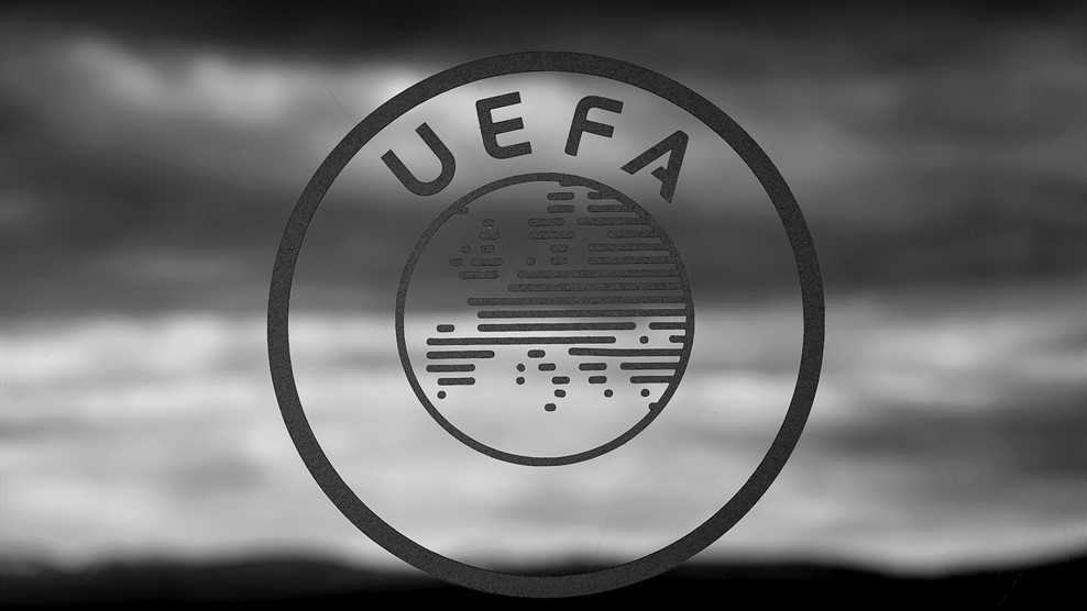 曼聯球員在歐聯盃決賽戴黑紗，為恐攻事件受害者默哀。摘自網路