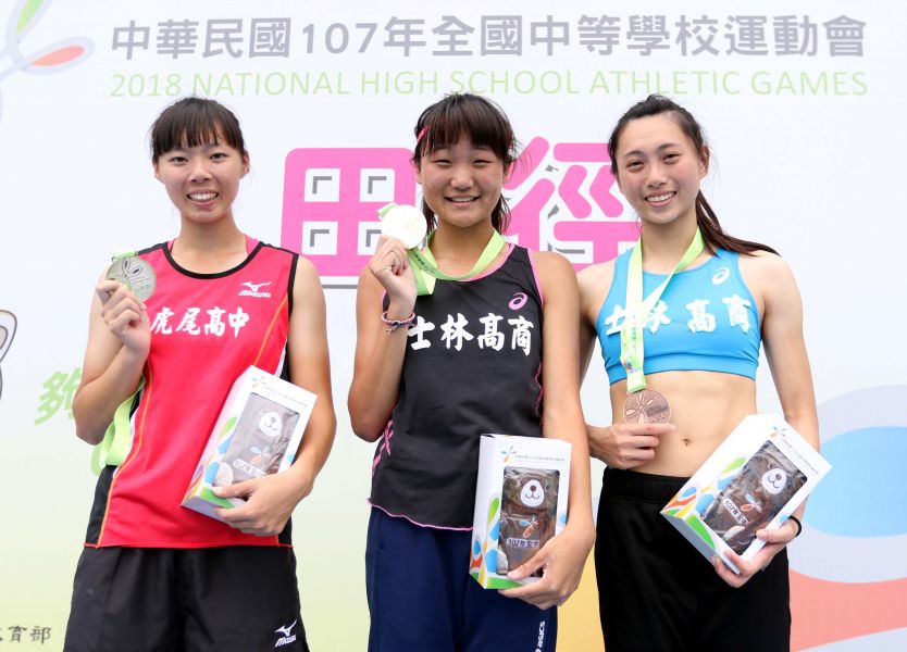 全中運高女撐竿跳前三名林映彤(中)、蔡靜純(左)和吳家如都打破大會紀錄。林嘉欣／攝影。