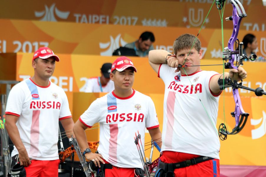 俄羅斯Kalashnikov(左起)、Dambaev、Bulaev射下史上第一面世大運男子複合弓團體賽金牌。臺北世大運組委會／提供。