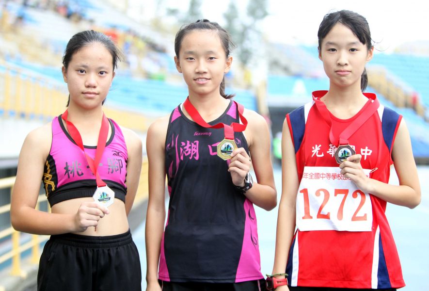 國女5000公尺競走前三名。林嘉欣／攝影。