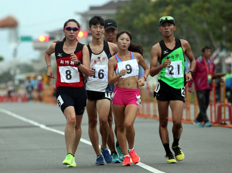 林雯姿(前)在女子20公里競走拿下個人在全運會第一面金牌，林嘉欣／攝影。