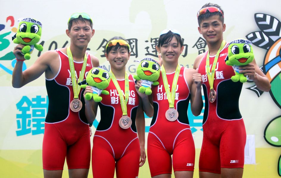 楊志祥(左起)和彰化縣隊友黃瑜、許雅喬和吳承泰聯手拿下全運鐵人賽混合接力銅牌。720armour運動墨鏡／提供。