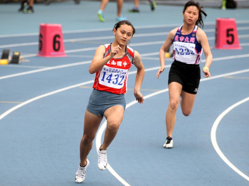 雲林縣東南國中張秝羚(左)以24.77奪得國女200M冠軍並破大會。林嘉欣／攝影。