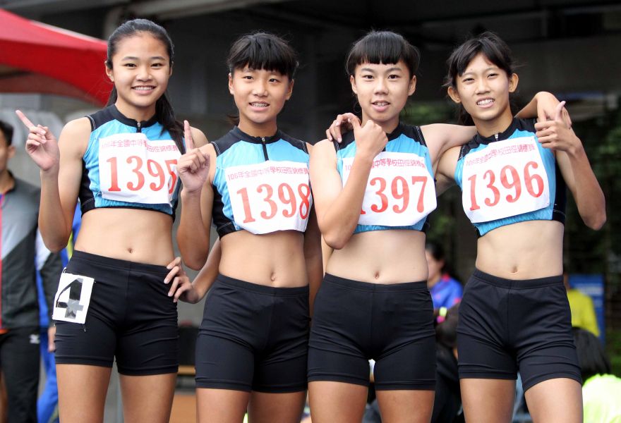 楊睿萱(左)和隊友聯手拿下國女千六接力金牌。林嘉欣／攝影。