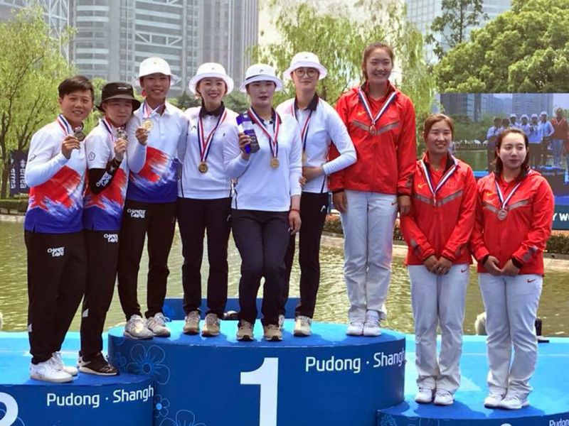 中華隊(左)在世界盃射箭賽第一站奪得女子反曲弓團體賽銀牌。射箭協會／提供。