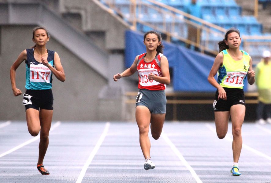 東南國中張秝羚（中）國女200公尺金牌成績打破大會紀錄。林嘉欣／攝影。