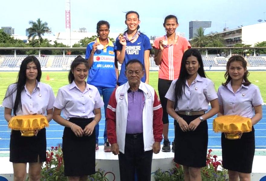 台灣師大李雅婷(後排中)在泰國田徑公開賽女子四百公尺跨欄，為我國奪得本屆第一金。李雅婷／提供。