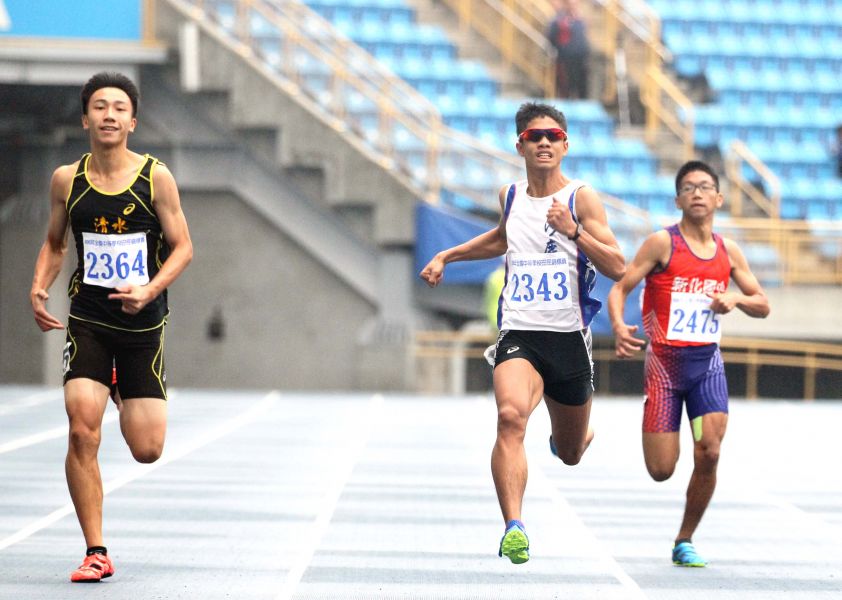 沙鹿國中王彥和（中）國男200公尺金牌成績打破大會紀錄。林嘉欣／攝影。