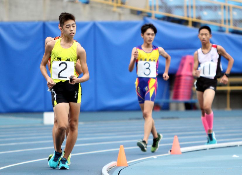 明湖國中黃柏碩（前）國男5000公尺競走金牌成績打破大會紀錄。林嘉欣／攝影。