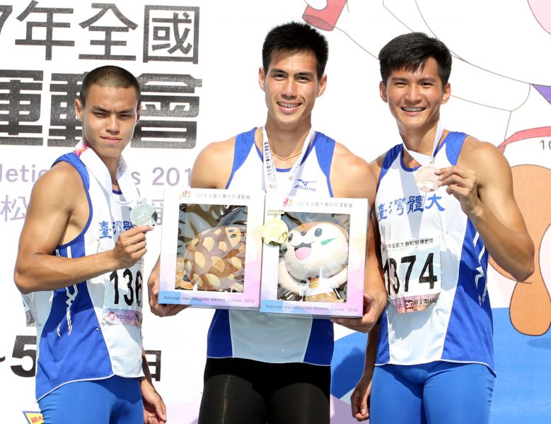 公開男子組200公尺台灣體大楊俊瀚(中)、葉守博(左)和王偉旭包前三。林嘉欣／攝影。