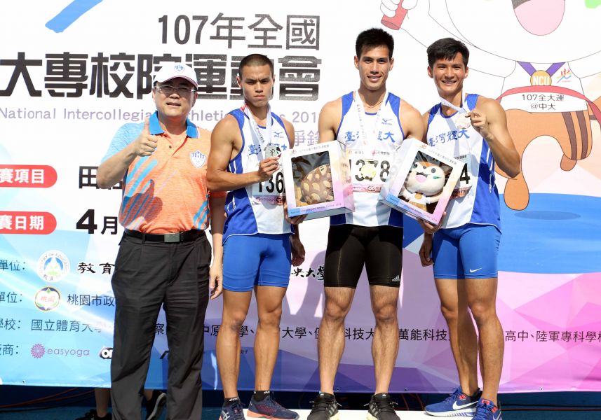公開男子組200公尺決賽前三名台灣體大楊俊瀚(右二)、葉守博(左二)、王偉旭(右)。林嘉欣／攝影。