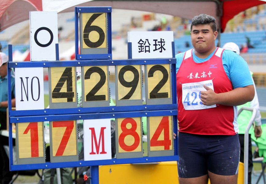 台東高中陽伯恩以17.84公尺打破全國男子鉛球青年紀錄。林嘉欣／攝影。
