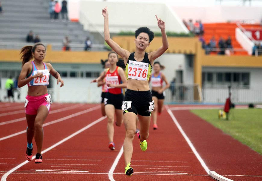 女子800公尺金牌新竹市朱韻丞(前)。林嘉欣／攝影。