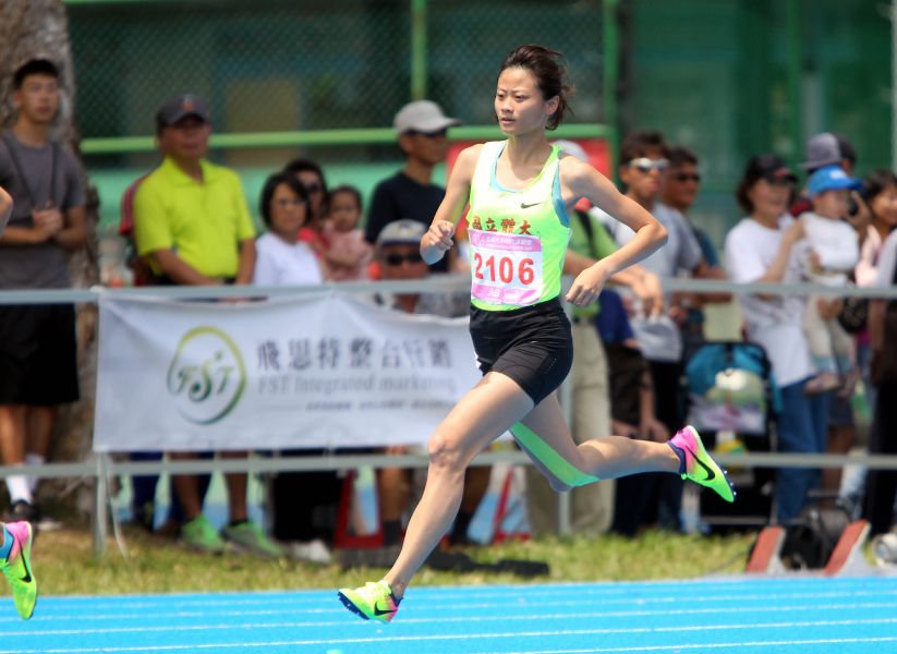 國立體大王羽呈摘得公開女800公尺后冠。林嘉欣／攝影。