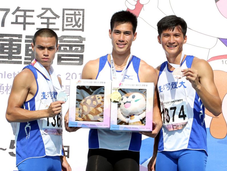200公尺奪銀的葉守博(左起)和奪金的學長楊俊瀚、銅牌王偉旭。林嘉欣／攝影。