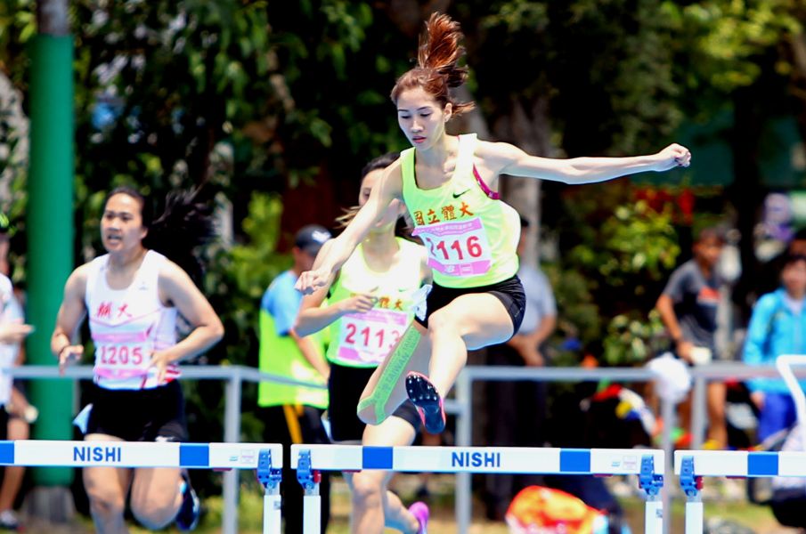 國立體大羅佩琳（前）摘得公開女400公尺跨欄金牌。林嘉欣／攝影。