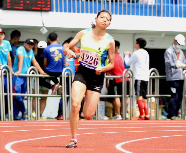許嘉恩在國女200公尺準決賽破大會。林嘉欣／攝影。