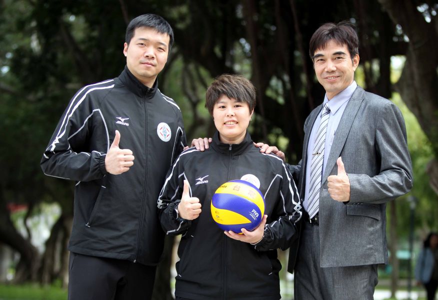台電女排隊執行教練姚承杉(右)、助理教練林明輝(左)和管理范馨文給台電女排一個讚。林嘉欣／攝影