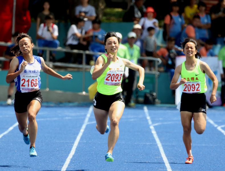 國體大許雅婷（中）摘得公開女組200公尺金牌，本屆共得三金。林嘉欣／攝影。