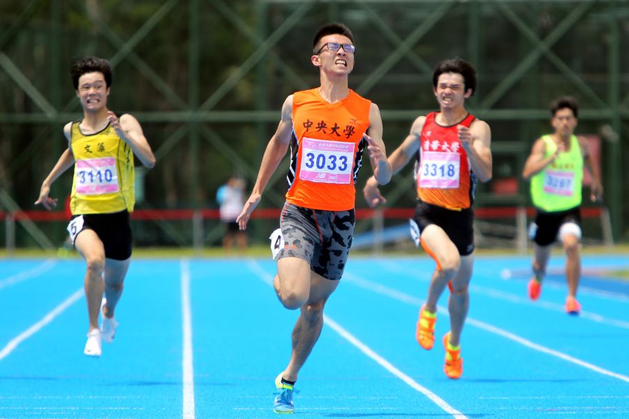 中央大學陳泓霖（前）奪得一般男組200公尺冠軍。林嘉欣／攝影。