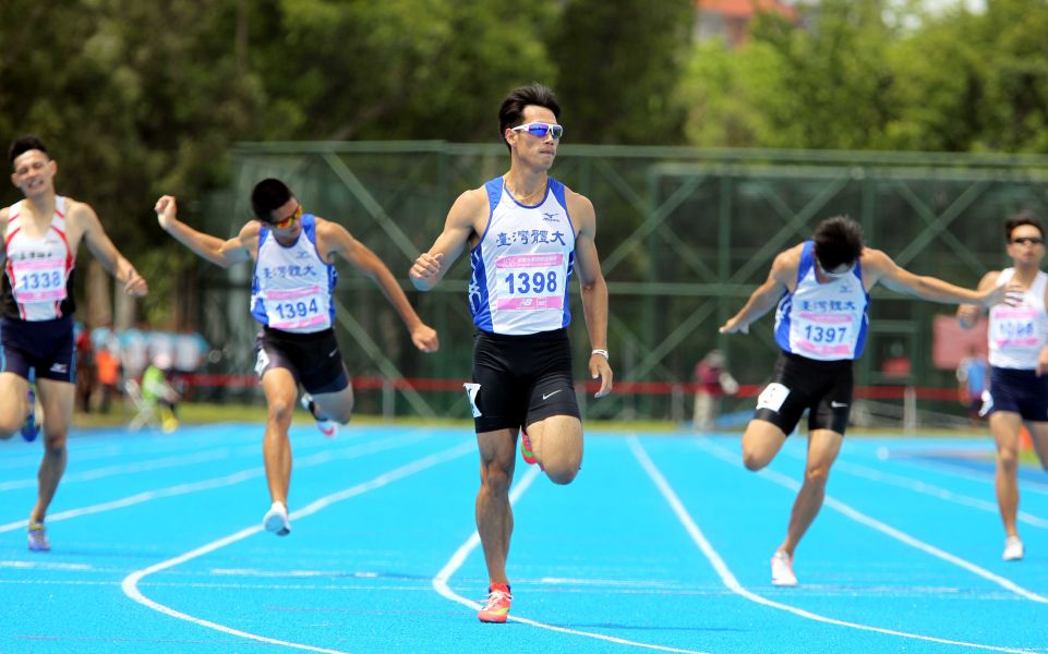 臺灣體大楊俊瀚（前）奪得公開男200公尺金牌。林嘉欣／攝影。
