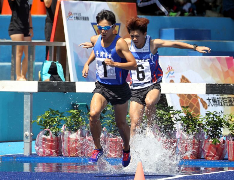 臺師大曾廷瑋（左）奪得公開男組3000公尺障礙金牌。林嘉欣／攝影。