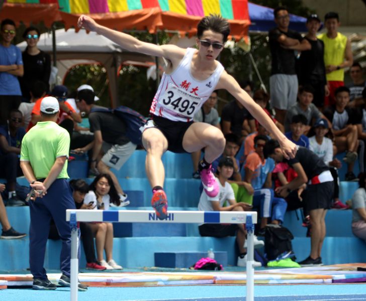 輔大黃冠儀奪得公開男組400公尺跨欄金牌。林嘉欣／攝影。