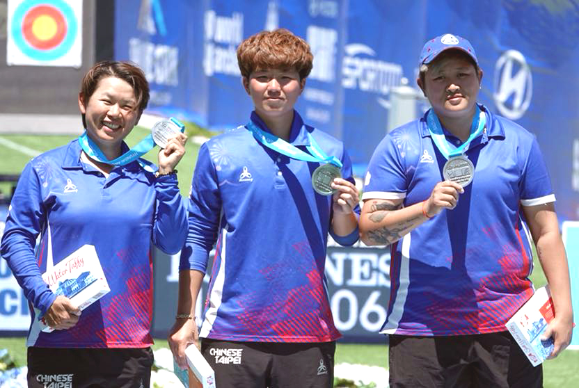陳麗如(左起)、陳怡瑄和黃逸柔射下世界盃射箭賽第三站女子複合弓團體賽銀牌。射箭協會／提供。