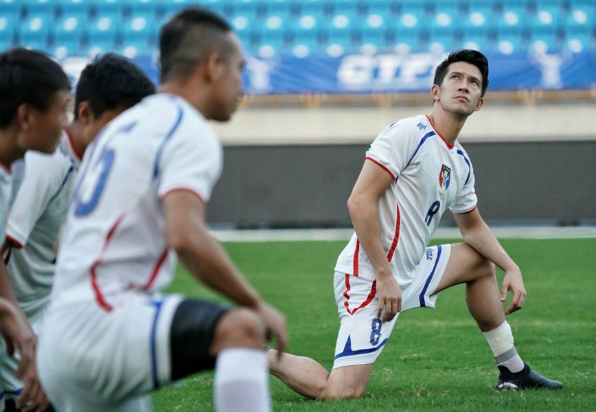陳昌源(右)今練球時左小腿就用繃帶包紮。中華民國足球協會提供
