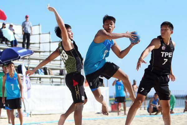 台灣男隊選手全力防守泰國的攻勢／中華民國手球協會提供