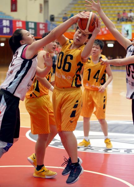 上屆亞軍隊伍壽山高中球員在比賽中展現拚勁。快樂電視提供