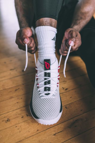 adidas Dame 4鞋帶處標記了5組極具代表性的數字，象徵 Damian Lillard在人生與球場上最令人難忘的時刻。