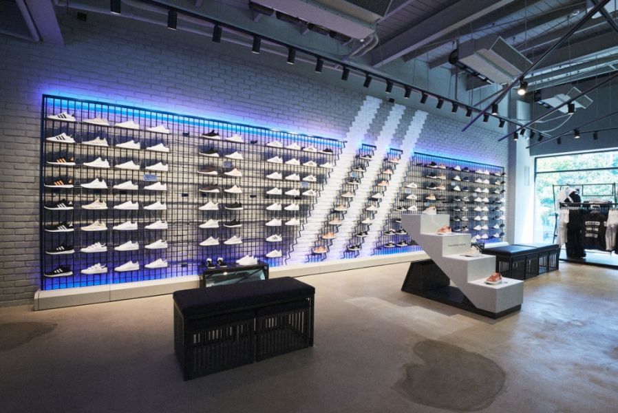 adidas Originals全系列鞋牆展示最新流行鞋款。