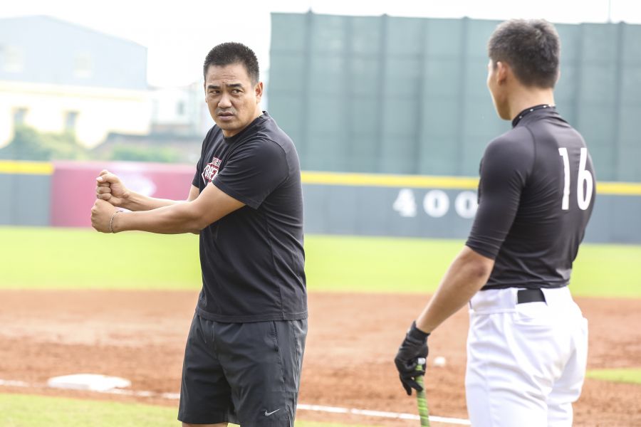 「臺灣鋒砲」陳金鋒與青棒球員分享經驗談，勉勵學員繼續努力訓練，將來為臺灣棒球盡一份心力。圖/主辦單位提供