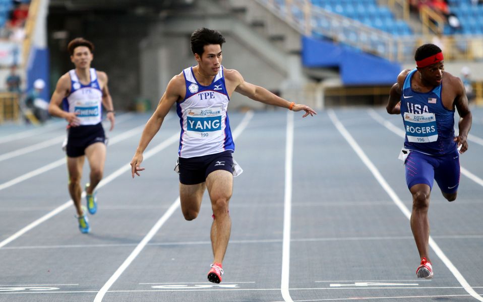 楊俊瀚(中)在亞洲田徑大獎賽台北站復出，便勇奪200公尺金牌 。資料照片／林嘉欣攝影。