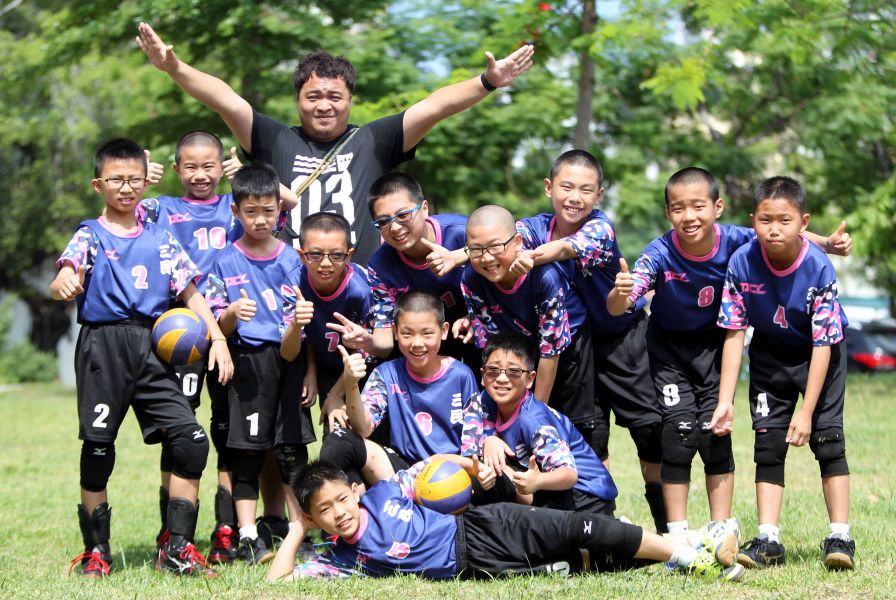 由三至五年級合組的台北市三民國小男排隊，目標鎖定中華盃冠軍。林嘉欣／攝影。