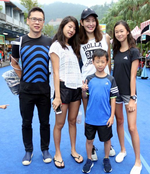 藝人賈永婕帶全家一起到梅花湖參加天利盃鐵人賽。中華民國鐵人三項協會／提供。