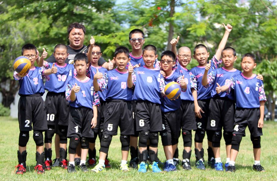 北市三民國小男排隊首次打進中華盃，全隊都很嗨。林嘉欣／攝影