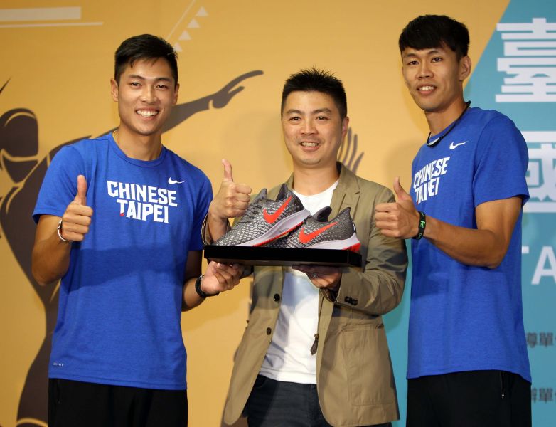 贊助商Nike(中)送上戰鞋。林嘉欣／攝影。