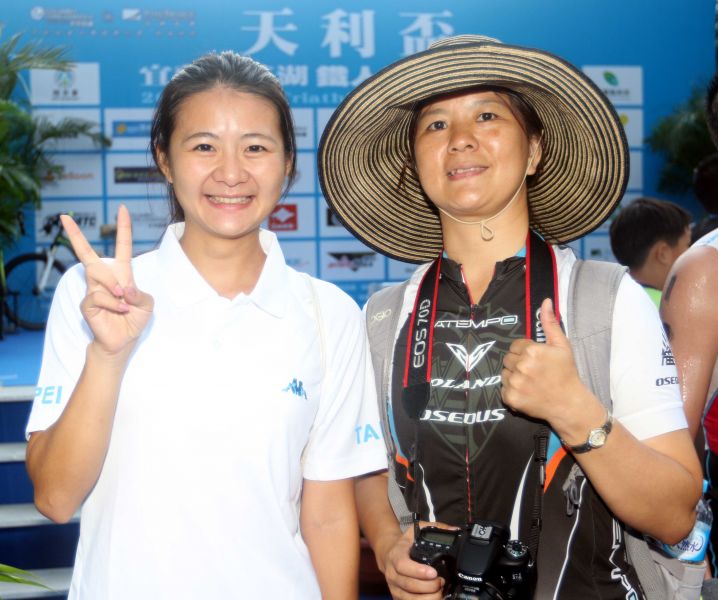 柳怡卉(左)連續第十年參加梅花湖鐵人賽，右為柳媽媽。中華民國鐵人三項協會／提供。