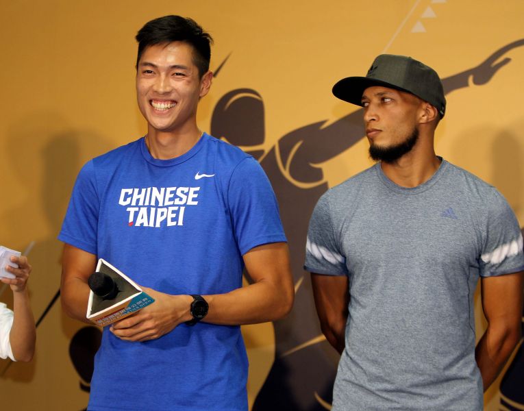 陳傑(左)和2014世錦賽400公尺跨欄金牌佛瑞德里克斯。林嘉欣／攝影。