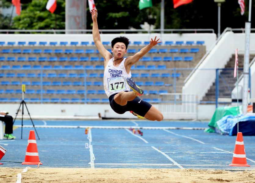 文華佑在男子跳遠為我國奪得2018第三屆青年奧運田徑賽亞洲區資格賽第一金，和第一張青奧門票。特派記者林嘉欣／攝影。