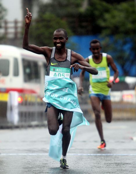 萬金石馬拉松全馬男子組由肯亞耶哥以2小時17分02秒封王。720armour運動眼鏡／提供。