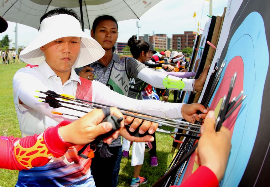 410：中華隊雷千瑩(前)女子反曲弓個人賽排名第一。林嘉欣／攝影。